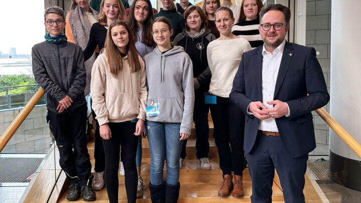 Walburgis-Realschülerinnen und -Schüler zu Besuch im NRW-Landtag