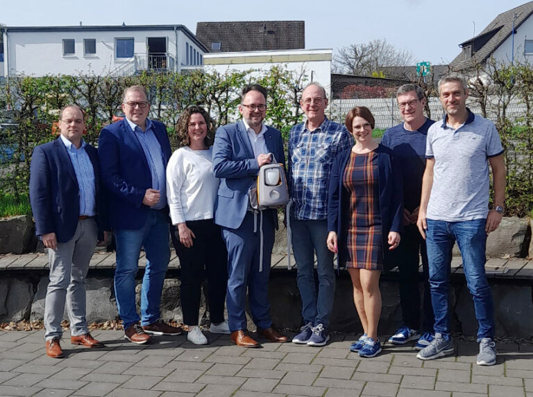 Gruppenfoto Matthias Eggers mit CDU Stadtverband Neuenrade Schulleiterin Eva Päckert und Lehrern der Sekundarschule Neuenrade