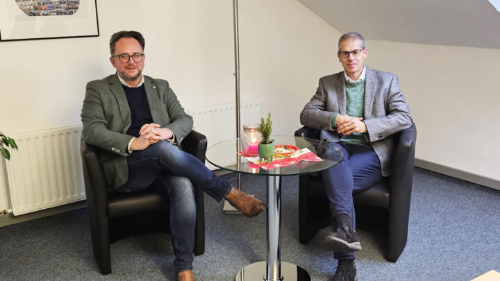 Matthias Eggers im Austausch mit Superintendent Oliver Günther 