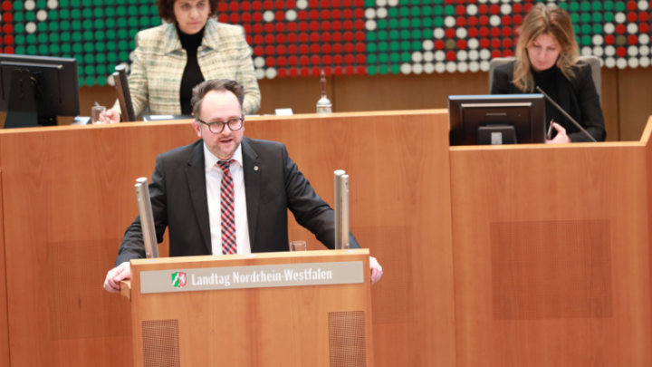Mehr Medienkompetenz, schärfere Regulierung und effektivere Rechtsdurchsetzung