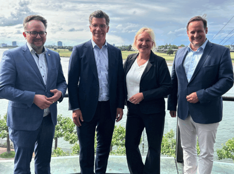 Matthias Eggers und Thorsten Schick mit Neuenrades Bürgermeisterkandidat Volker Klüter und seiner Frau