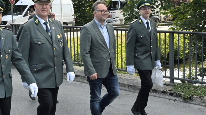 Eggers besucht Vogelschießen in Langenholthausen