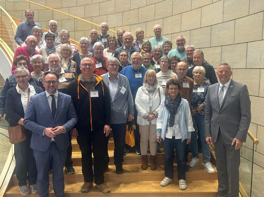 You are currently viewing Kolpingsfamilien aus Menden zu Gast im Landtag – Austausch mit Matthias Eggersüber Landespolitik