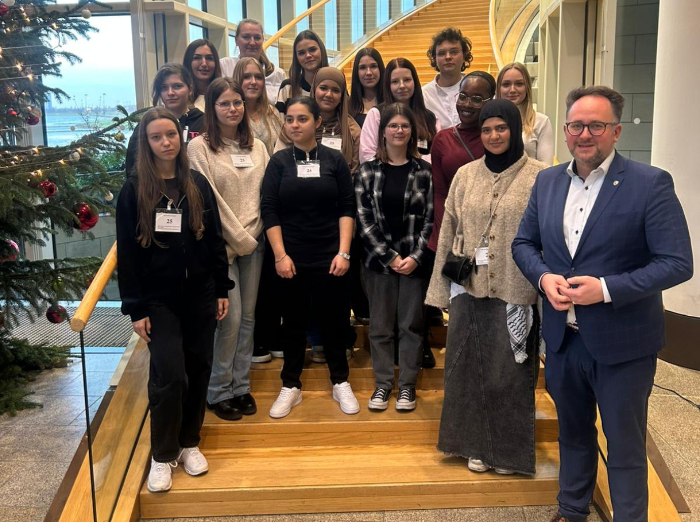 You are currently viewing Hönne-Berufskolleg Menden zu Gast im Landtag NRW