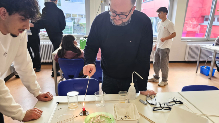 CDU-Landtagsabgeordneter Matthias Eggers erlebt Schultag als „Praktikant“ an der Hans-Prinzhorn-Realschule in Hemer