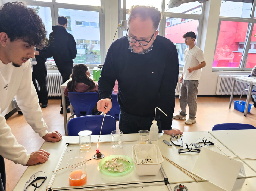 You are currently viewing CDU-Landtagsabgeordneter Matthias Eggers erlebt Schultag als „Praktikant“ an der Hans-Prinzhorn-Realschule in Hemer