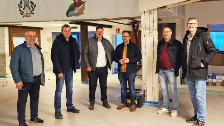 Landtagsabgeordneter begutachtet Baufortschritt in der Schützenhalle Affeln