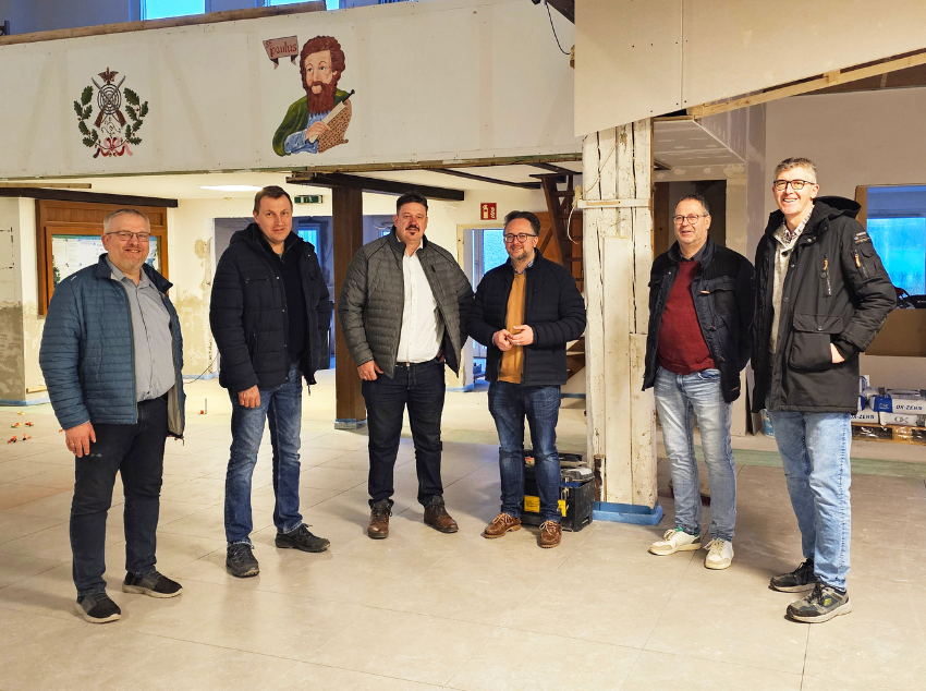 You are currently viewing Landtagsabgeordneter begutachtet Baufortschritt in der Schützenhalle Affeln