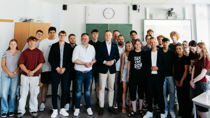 Im Landtag und an der Gesamtschule Menden: Politik im direkten Austausch