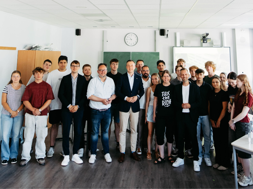 You are currently viewing Im Landtag und an der Gesamtschule Menden: Politik im direkten Austausch